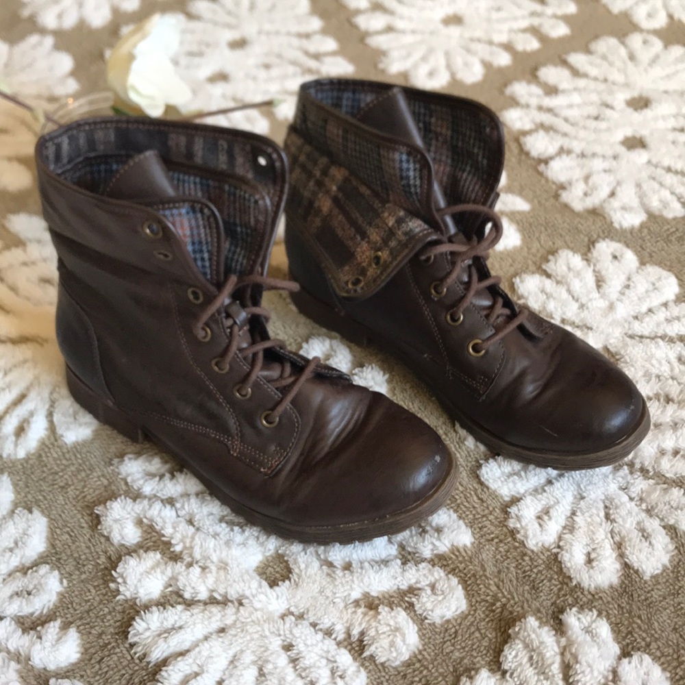 Brown combat boots, can be worn 2 ways!!